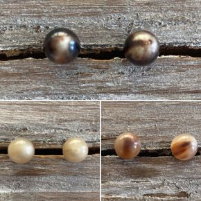 Mooie, subtiele oorknopjes van buffelhoorn. Ø 1 cm. Gevarieerde tintjes. Glans finish. Lichtgewicht.