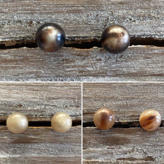 Mooie, subtiele oorknopjes van buffelhoorn. Ø 1 cm. Gevarieerde tintjes. Glans finish. Lichtgewicht.