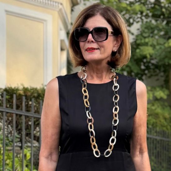 Mooie, subtiele oorknopjes van buffelhoorn. Ø 1 cm. Gevarieerde tintjes. Glans finish. Lichtgewicht.