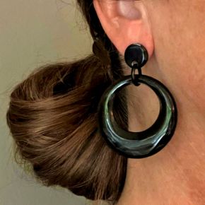 Stijlvolle, maanvormige buffelhoorn oorbellen 5cm. Various colors,shiny finish. Lichtgewicht.