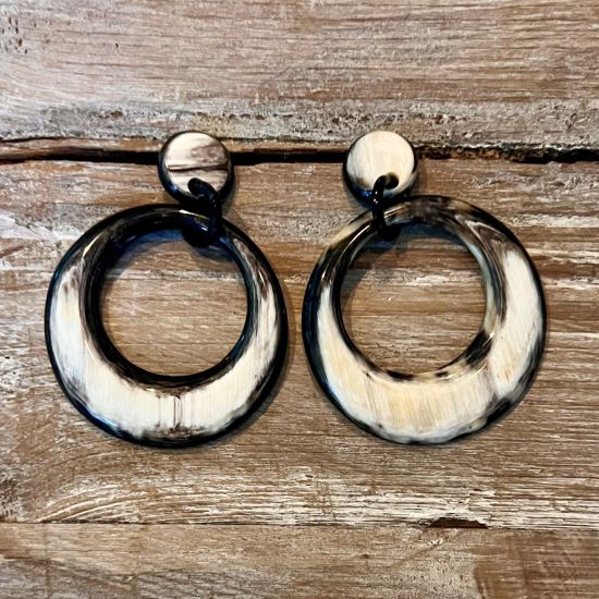 Stijlvolle, maanvormige buffelhoorn oorbellen 5cm. Various colors,shiny finish. Lichtgewicht.