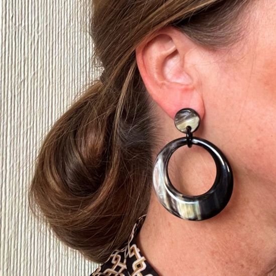 Stijlvolle, maanvormige buffelhoorn oorbellen 5cm. Various colors,shiny finish. Lichtgewicht.