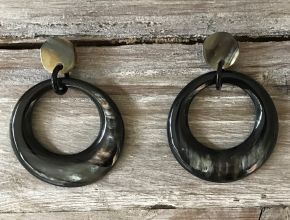 Stijlvolle, maanvormige buffelhoorn oorbellen 5cm. Various colors,shiny finish. Lichtgewicht.