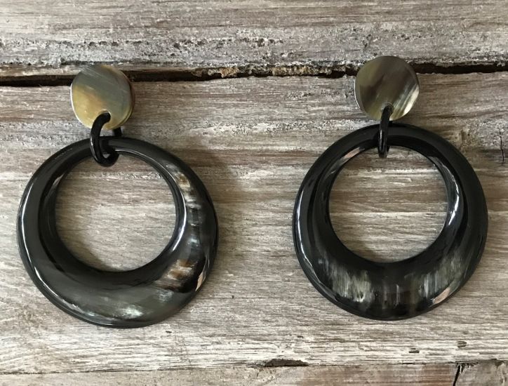 Stijlvolle, maanvormige buffelhoorn oorbellen 5cm. Various colors,shiny finish. Lichtgewicht.