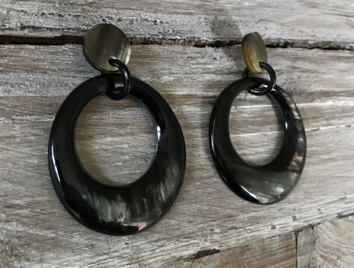 Stijlvolle, maanvormige buffelhoorn oorbellen 5cm. Various colors,shiny finish. Lichtgewicht.