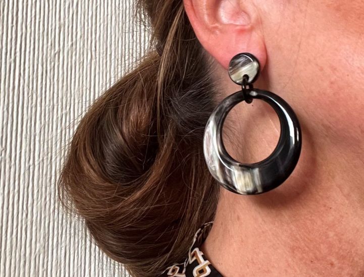 Stijlvolle, maanvormige buffelhoorn oorbellen 5cm. Various colors,shiny finish. Lichtgewicht.