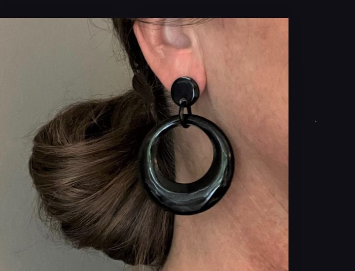 Stijlvolle, maanvormige buffelhoorn oorbellen 5cm. Various colors,shiny finish. Lichtgewicht.