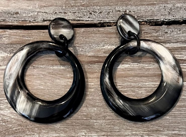 Stijlvolle, maanvormige buffelhoorn oorbellen 5cm. Various colors,shiny finish. Lichtgewicht.