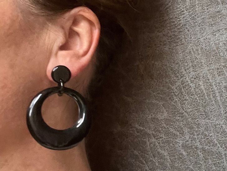 Stijlvolle, maanvormige buffelhoorn oorbellen 5cm. Various colors,shiny finish. Lichtgewicht.