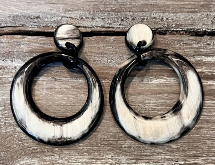 Stijlvolle, maanvormige buffelhoorn oorbellen 5cm. Various colors,shiny finish. Lichtgewicht.