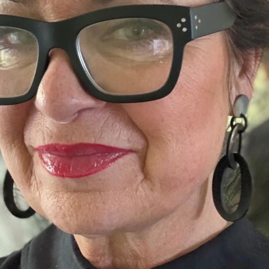 Dubbele schakeloorbellen buffelhoorn 8x3cm. studs, Variatie in tintjes, matte finish. Lichtgewicht.