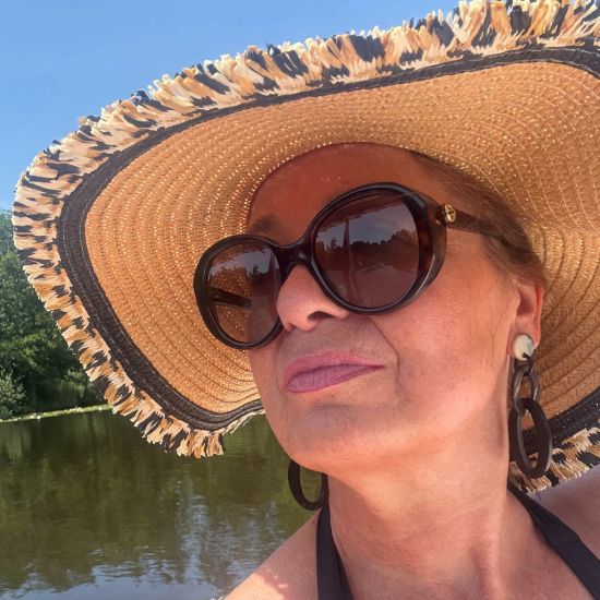 Dubbele schakeloorbellen buffelhoorn 8x3cm. studs, Variatie in tintjes, matte finish. Lichtgewicht.