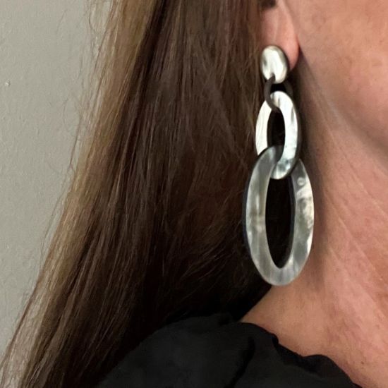 Dubbele schakeloorbellen buffelhoorn 8x3cm. studs, Variatie in tintjes, matte finish. Lichtgewicht.