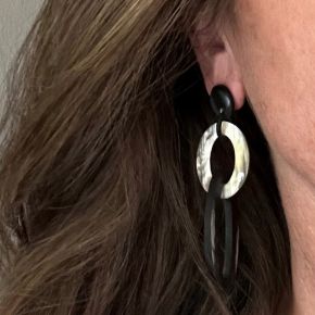 Dubbele schakeloorbellen buffelhoorn 8x3cm. studs, Variatie in tintjes, matte finish. Lichtgewicht.