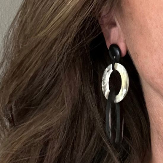 Dubbele schakeloorbellen buffelhoorn 8x3cm. studs, Variatie in tintjes, matte finish. Lichtgewicht.