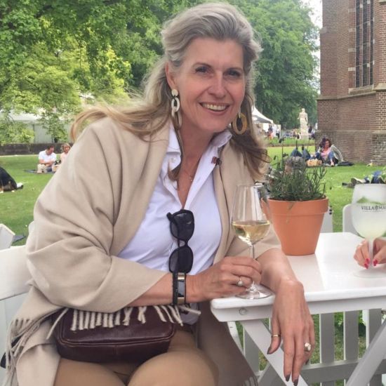 Dubbele schakeloorbellen buffelhoorn 8x3cm. studs, Variatie in tintjes, matte finish. Lichtgewicht.