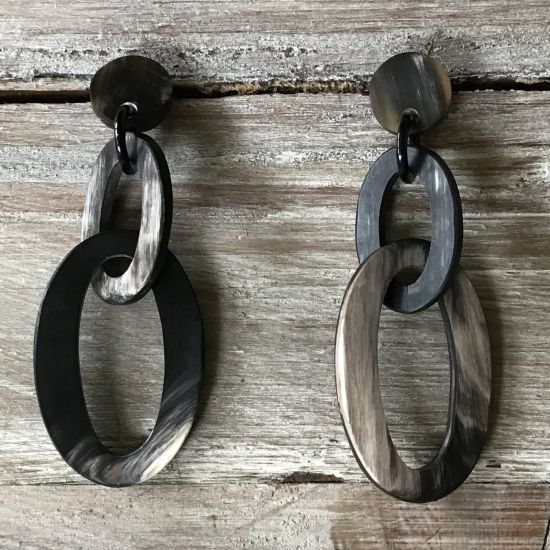 Dubbele schakeloorbellen buffelhoorn 8x3cm. studs, Variatie in tintjes, matte finish. Lichtgewicht.