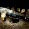 Mooie, stoere open armband buffelhoorn breed 3.4 cm, glans afwerking. Licht in gewicht.