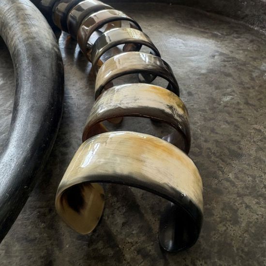 Mooie, stoere open armband buffelhoorn breed 3.4 cm, glans afwerking. Licht in gewicht.