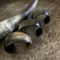 Mooie, stoere open armband buffelhoorn breed 3.4 cm, glans afwerking. Licht in gewicht.