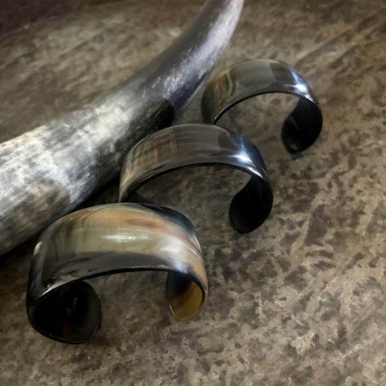 Mooie, stoere open armband buffelhoorn breed 3.4 cm, glans afwerking. Licht in gewicht.