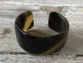 Mooie, stoere open armband buffelhoorn breed 3.4 cm, glans afwerking. Licht in gewicht.