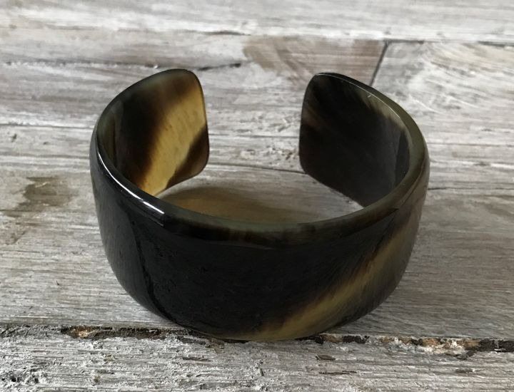 Mooie, stoere open armband buffelhoorn breed 3.4 cm, glans afwerking. Licht in gewicht.