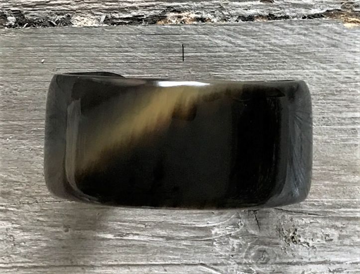 Mooie, stoere open armband buffelhoorn breed 3.4 cm, glans afwerking. Licht in gewicht.