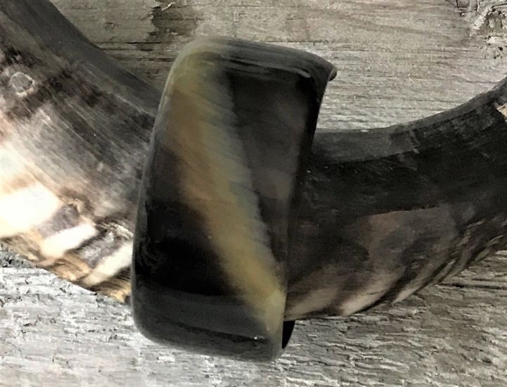 Mooie, stoere open armband buffelhoorn breed 3.4 cm, glans afwerking. Licht in gewicht.