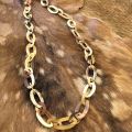 Mooi buffelhoorn schakelcollier. Lengte 116 cm, in lichte tintjes, Matte finish. Lichtgewicht.