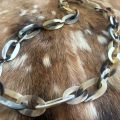 Mooi buffelhoorn schakelcollier. Lengte 116 cm, in lichte tintjes, Matte finish. Lichtgewicht.