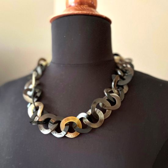Mooie handgemaakte buffelhoorn schakelketting. Bruintinten. Glans finish. Lichtgewicht.