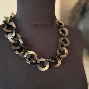 Mooie handgemaakte buffelhoorn schakelketting. Bruintinten. Glans finish. Lichtgewicht.