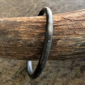 Armband buffelhoorn, mat en ronde afwerking, dikte 0.6 cm. Heel licht van gewicht.