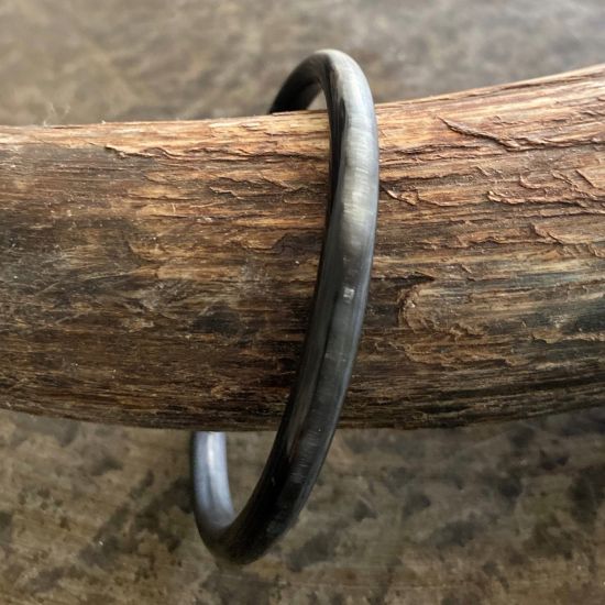 Armband buffelhoorn, mat en ronde afwerking, dikte 0.6 cm.  Heel licht van gewicht.