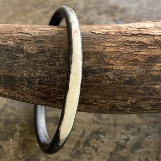 Armband buffelhoorn, mat en ronde afwerking, dikte 0.6 cm.  Heel licht van gewicht.