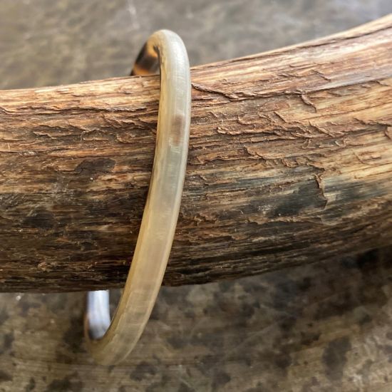 Armband buffelhoorn, mat en ronde afwerking, dikte 0.6 cm.  Heel licht van gewicht.