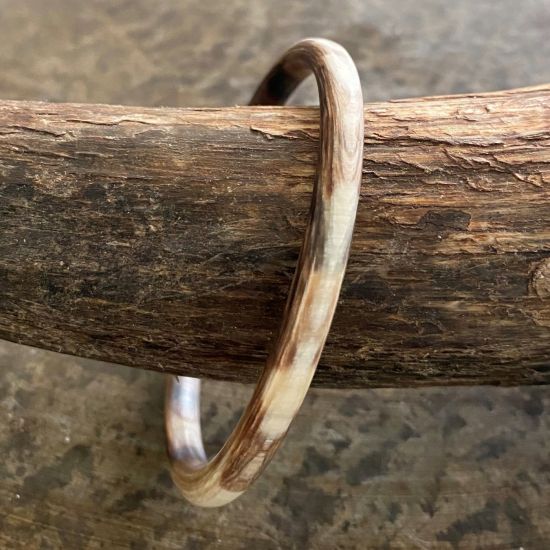 Armband buffelhoorn, mat en ronde afwerking, dikte 0.6 cm.  Heel licht van gewicht.