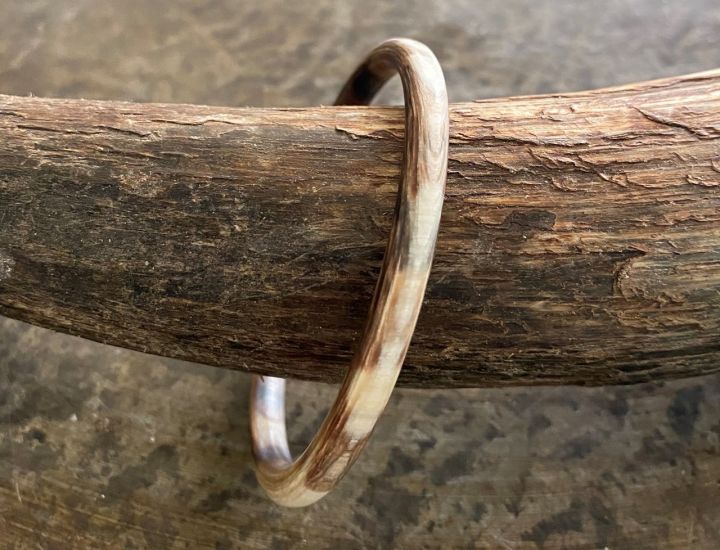 Armband buffelhoorn, mat en ronde afwerking, dikte 0.6cm.  Zeer licht in gewicht