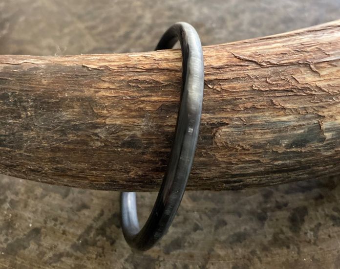 Armband buffelhoorn, mat en ronde afwerking, dikte 0.6cm.  Zeer licht in gewicht