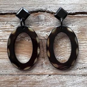 Handgemaakte polkadot oorbellen buffelhoorn. 7.5 cm x 3.8 cm. Glans finish. Zeer licht in gewicht.