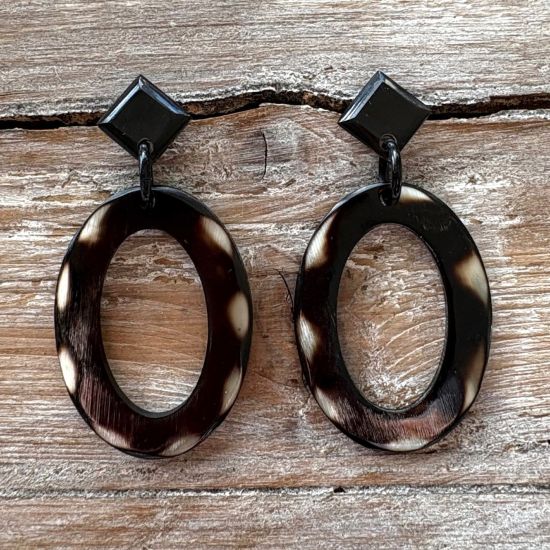 Handgemaakte polkadot oorbellen buffelhoorn. 7.5 cm x 3.8 cm. Glans finish. Zeer licht in gewicht.