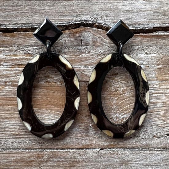 Handgemaakte polkadot oorbellen buffelhoorn. 7.5 cm x 3.8 cm. Glans finish. Zeer licht in gewicht.