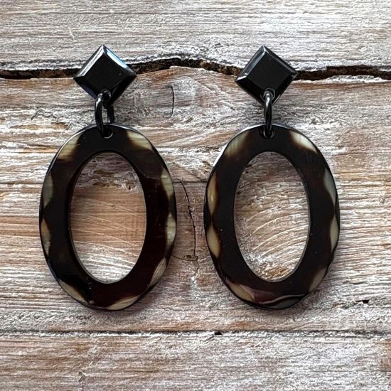 Handgemaakte polkadot oorbellen buffelhoorn. 7.5 cm x 3.8 cm. Glans finish. Zeer licht in gewicht.