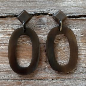 Handgemaakte oorbellen buffelhoorn 7.5 x 3.8 cm. Glans finish.