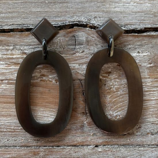 Handgemaakte oorbellen buffelhoorn 7.5 x 3.8 cm. Glans finish.