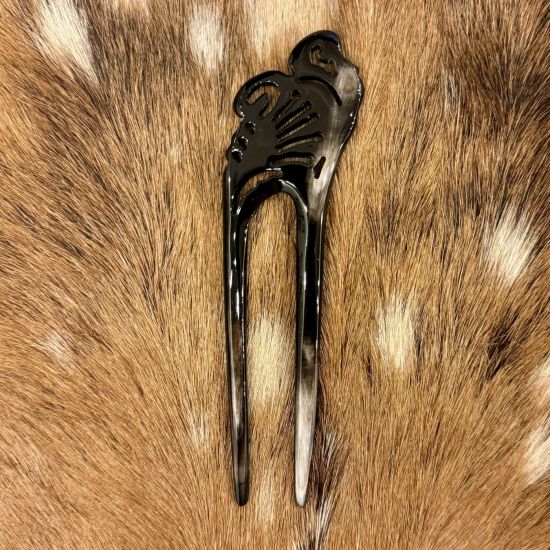 Sierlijk bewerkte buffelhoorn haarspeld in verschillende tintjes. Shiny afwerking. Zeer licht in gewicht.