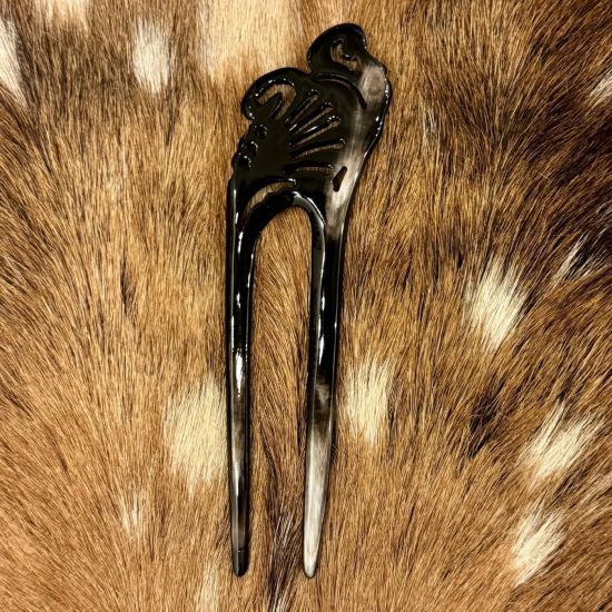 Sierlijk bewerkte buffelhoorn haarspeld in verschillende tintjes. Shiny afwerking. Zeer licht in gewicht.