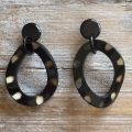 Gedraaide handgemaakte, buffelhoorn oorbel met stud 6 x 3.6cm., glans finish. Polkadot. Lichtgewicht.
