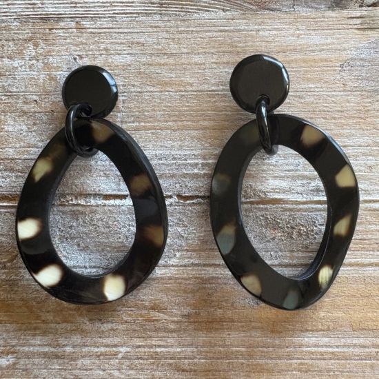 Gedraaide handgemaakte, buffelhoorn oorbel met stud 6 x 3.6cm., glans finish. Polkadot. Lichtgewicht.